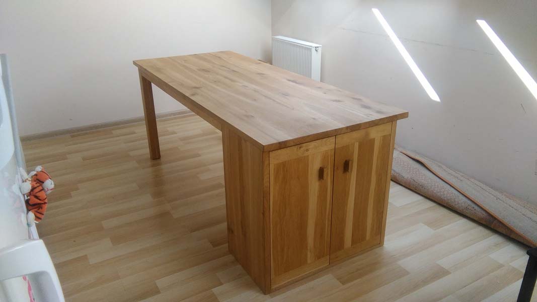 drewniany stół kuchenny z szafką