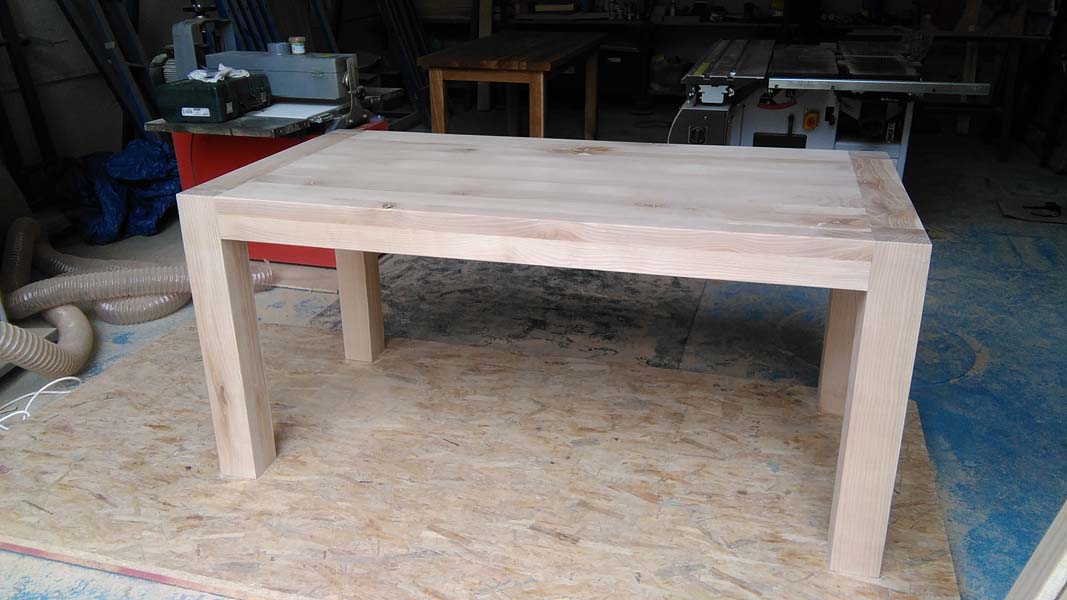 stół jesionowy drewniany do jadalni