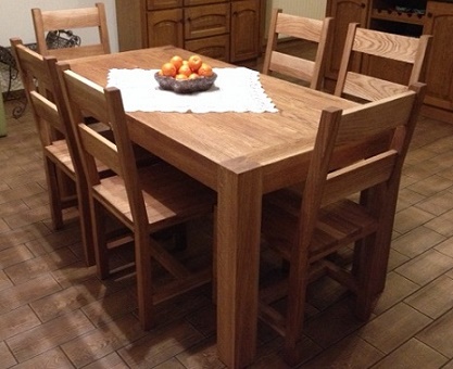 Stół dębowy z drewnianymi krzesłami