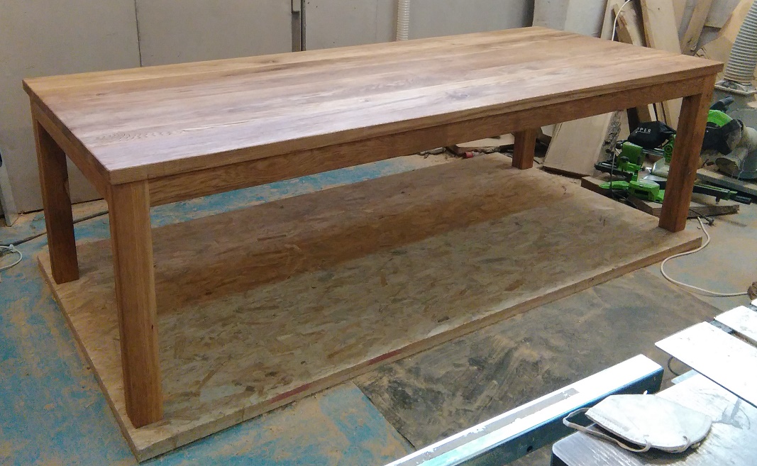 Stół z litego drewna dębowego postarzany