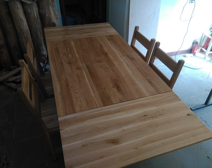 Drewniany stół z dostawkami