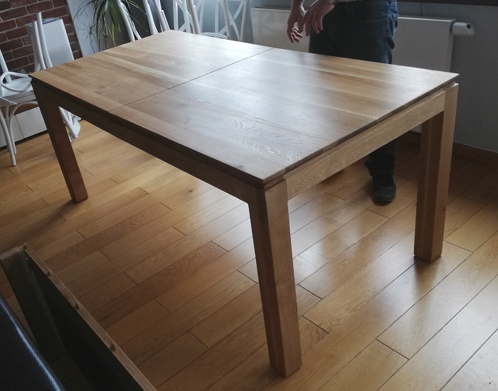Stół z litego drewna frezowany