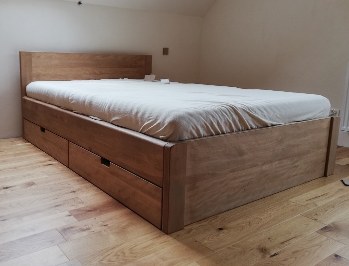Łóżko drewniane bejcowane