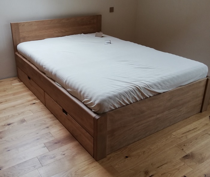 Drewniane łóżko z szufladami