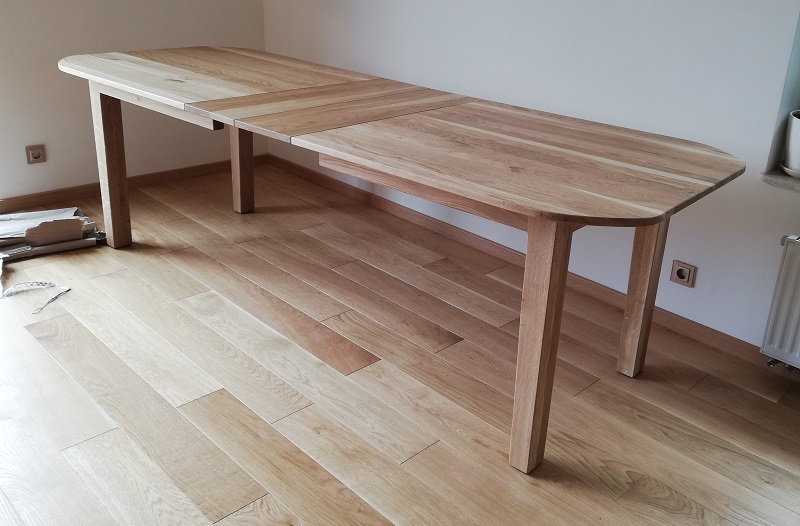 Stół drewniany rozłożony
