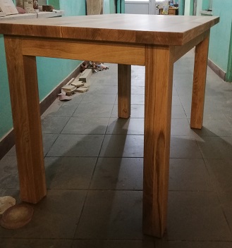 Stół z litego drewna, rama prosta